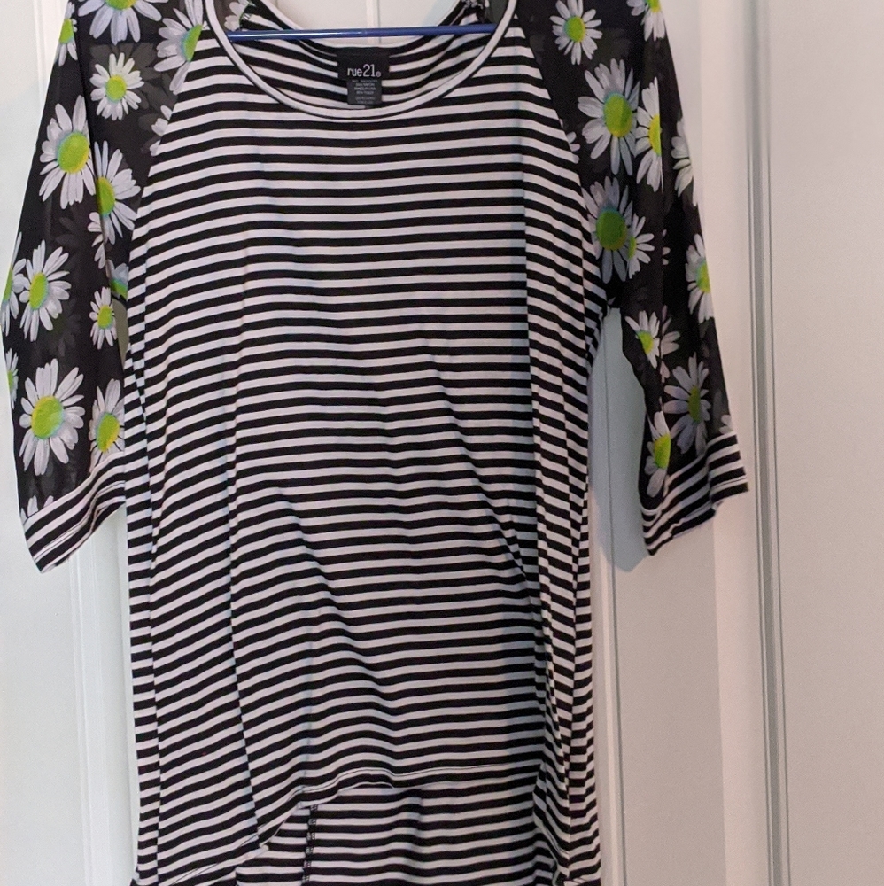 Striped shirt with Daisy sleeves